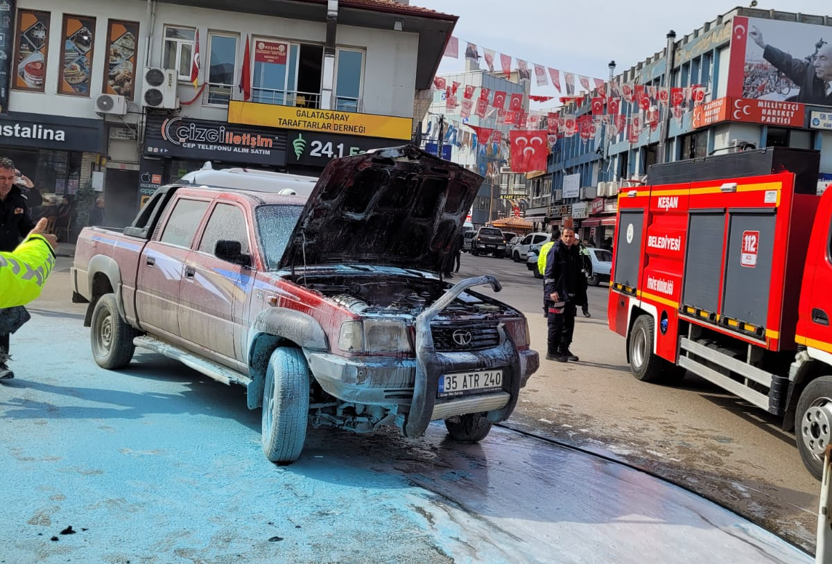 Çarşı ortasında alev alan kamyonete, itfaiye amirinden hızlı müdahale
